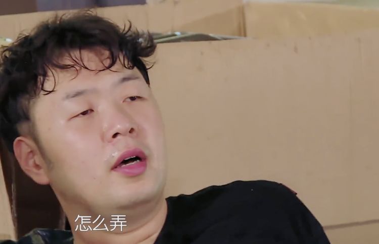 王俊凯|为准备800份盒饭:赵丽颖切菜切到手抖,王俊凯却是另一种画风