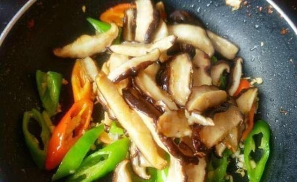 香菇|青椒炒香菇,一菜一故事,一道让人怀念的菜