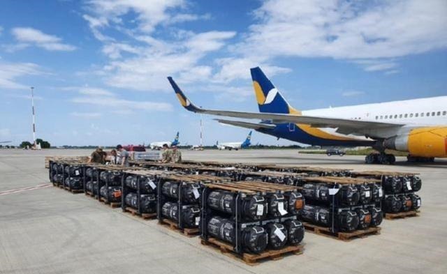 反坦克导弹|美标枪导弹送达乌克兰,总统现场观摩试射,扣动扳机后却面露难堪