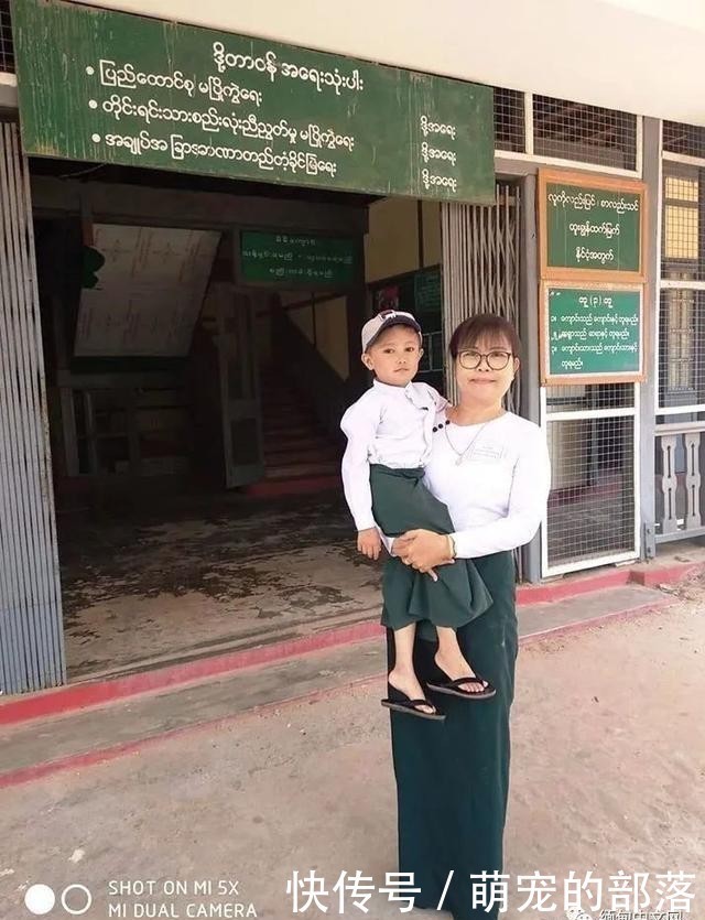  男孩|缅甸17岁男孩看上去只有6岁！高考时，连监考老师都跑来合影