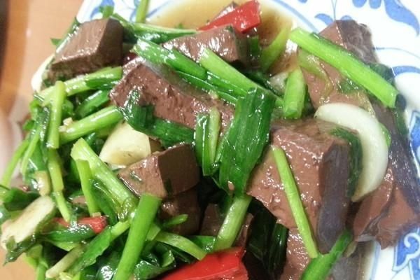  排骨|家味美食姜烧猪肉，马蹄烧排骨，韭菜炒鸭血，肉蒸百叶的做法