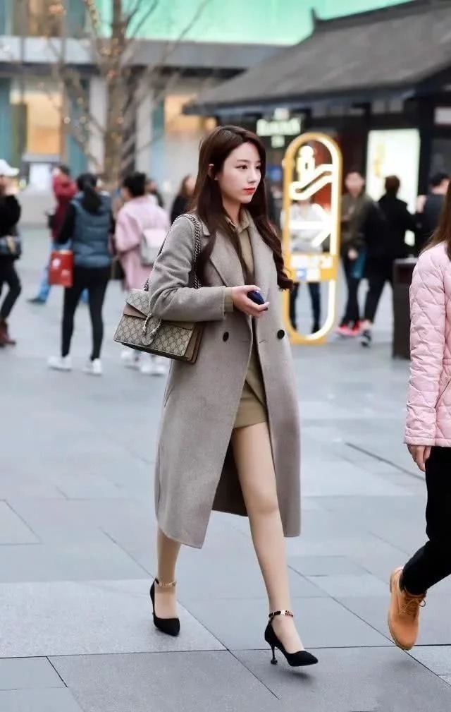 黑色|街拍:扎短马尾的小姐姐,戴上一副眼镜,很有御姐的风范呢