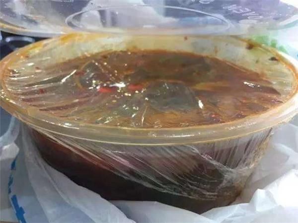 看完|为什么我点的炸鸡外卖,可乐包装上有一个“针眼”看完才明白