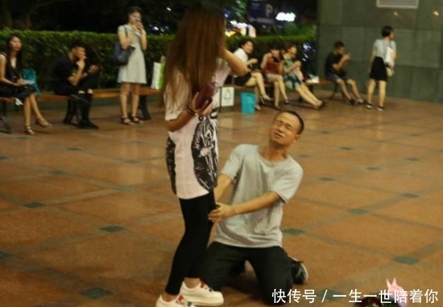 拒绝|男子跪在地上，抱着女生大腿表白，遭拒绝后大声痛哭！