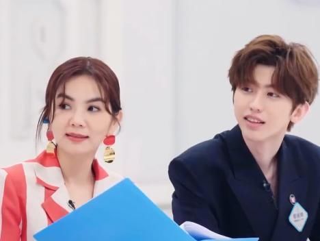 蔡徐坤|虞书欣见到Lisa太激动,小声嘟囔4个字,蔡徐坤听到后一脸痴迷