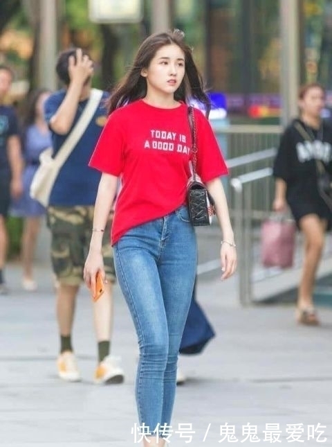 充满|充满生活气息的牛仔裤穿搭,展示出了匀称的身材比例