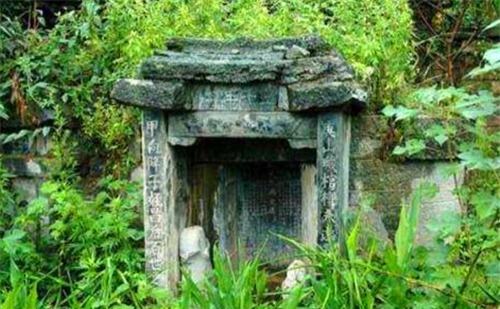 年后|将军死后立碑：墓中无金无银，别挖！200年后盗墓贼挖开想哭