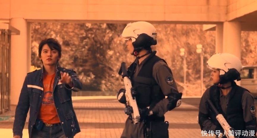 奥特曼|泽塔奥特曼:朝仓陆假装害怕怪兽,很业余!看下路人的反应