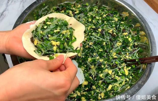 韭菜|夏天最香的菜,1块钱1斤,用来做包子,味道鲜美,连吃3天都不腻