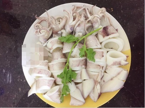 鱿鱼|老公请同事来家里吃饭,花650元准备8道菜,同事却说下次不敢来