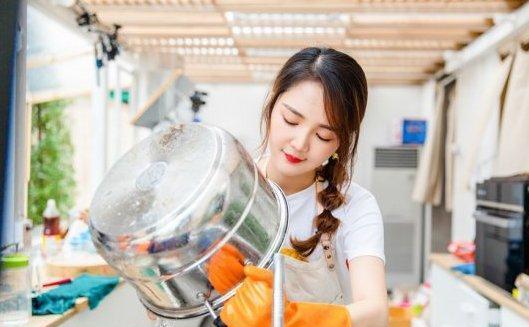  中餐厅|赵丽颖《中餐厅》镜头太少？力捧自家艺人李浩菲，引起粉丝不满