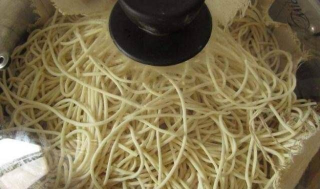 锅里面|河南人蒸的面条很好吃,因为大多数人都不知道额外的步骤