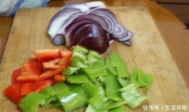  饭菜|洋葱和它一起炒，夏天里的下饭菜