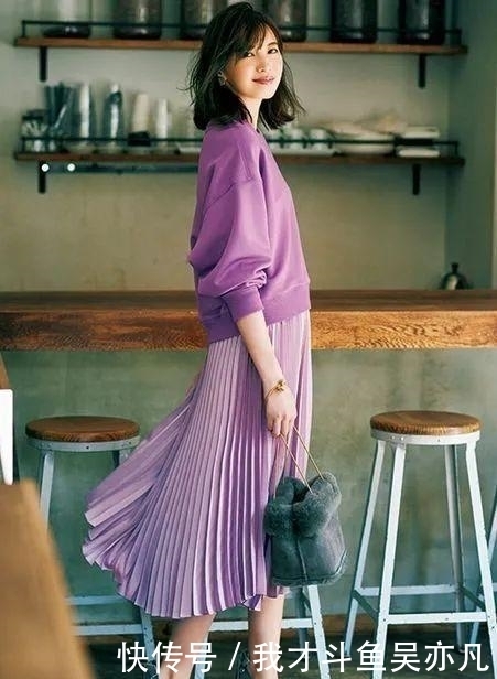 卫衣|卫衣+半裙=早秋最火混搭套路,时髦炸了