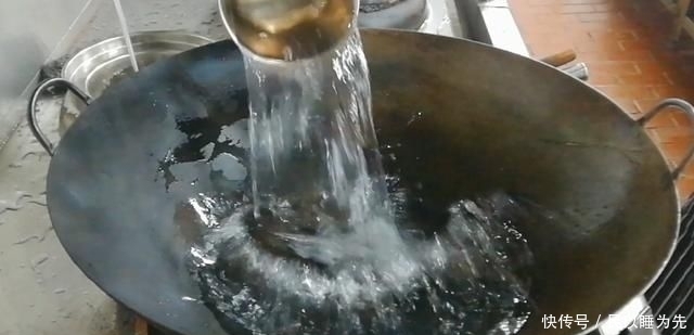 下入锅中|淮扬菜大厨改良员工餐将香菇烧鸡这么做,鲜香微辣,开胃下饭