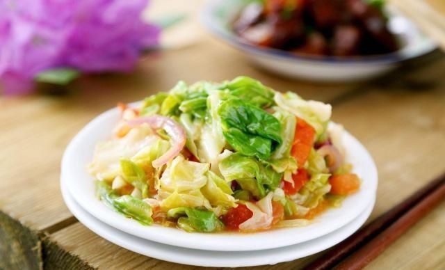  包菜|做手撕包菜时，别傻傻直接下锅炒，多做这一步，鲜嫩爽口又美味