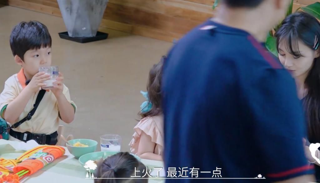 小女孩|小女孩伸手撕郑爽痘痘贴,谁注意她的下意识反应真实性格装不出来