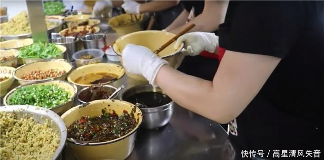 供不应求|大叔街头卖“豪横”早餐,8元一碗供不应求,二十中配料随意选!