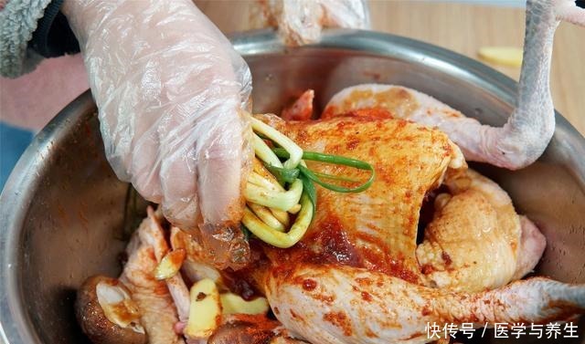 滴水|把整只鸡扔进电饭煲,不放1滴水和油,出锅香过吃烤鸡,太解馋了