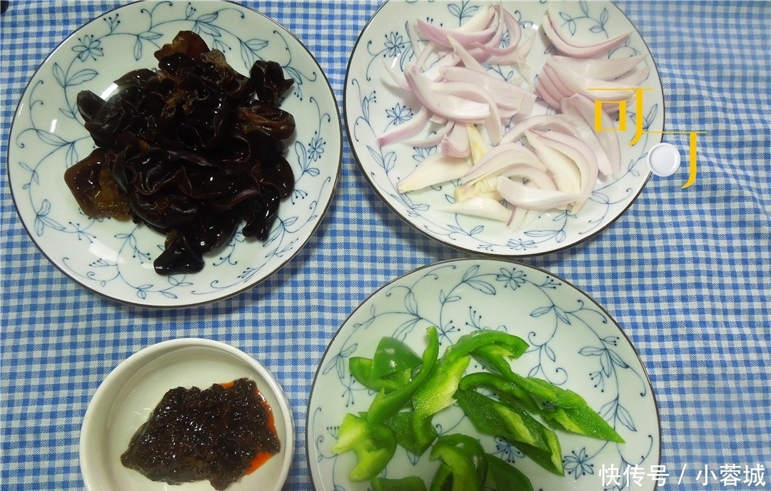 简单|木耳与这两样食材搭配一起炒,简单好吃营养平衡,冬天要多吃