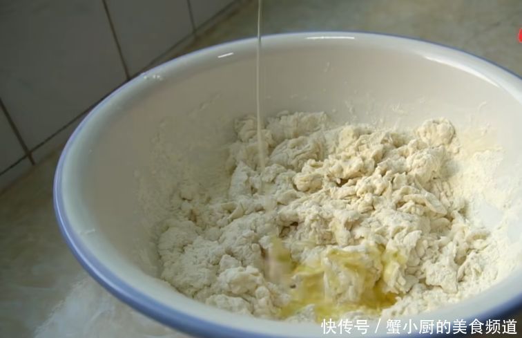 酥脆|幺妹多年的烙饼经验,多放一种食材,酥脆又松软,手一捏直掉渣