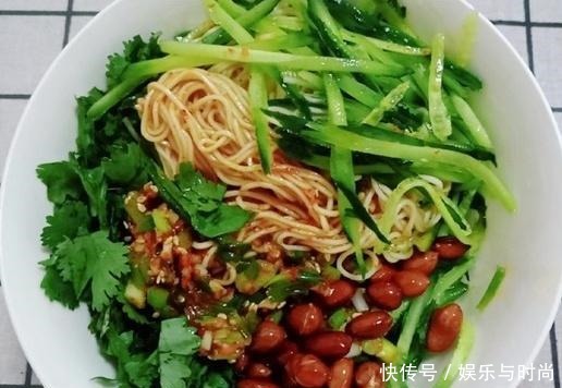 适量|夏天面条这样做,煮一煮拌一拌,酸辣开胃又解腻,一次两碗不够吃