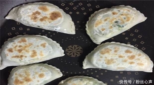 受欢迎|教你如何在家里做韭菜盒子,一把韭菜和两个鸡蛋,这在老人和孩子中很受欢迎