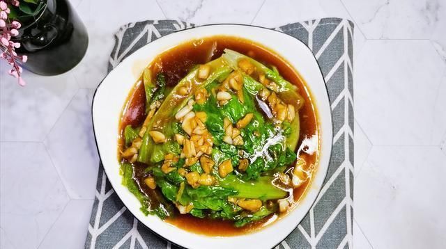 把生菜|饭店大厨教你蚝油生菜做法,清脆爽口,汤汁都可泡饭吃