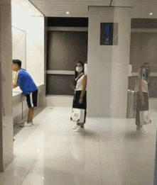 搞笑|搞笑GIF:小姐姐腿真白,不,真勇敢!