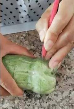 饮料瓶|女子把黄瓜放进饮料瓶里,众人嘲笑,一个月后却令人羡慕不已!