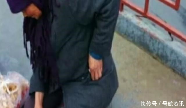好心|老人清晨跪地乞讨，一好心姑娘送了袋吃的，她转身将其丢进垃圾桶