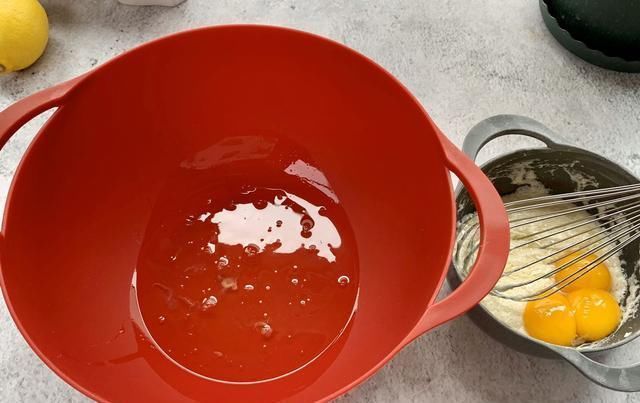 开裂|戚风蛋糕开裂,回缩2个盆教你做蛋糕,配方简单易学,一次成功