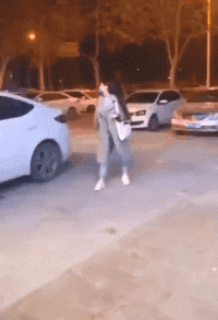 GIF|搞笑GIF趣图:大哥,挡住玻璃开车,就不怕扣分吗?