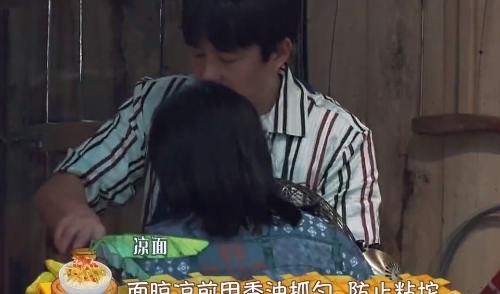 拌面|黄磊用手拌面时,戒指都不摘,真不知道说他重感情还是不讲卫生