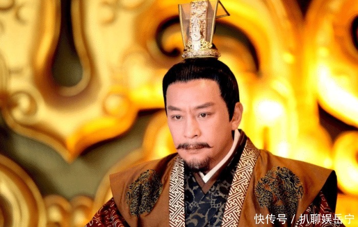 仿佛|他是被幕僚黄袍加身的皇帝，一切都是那么顺利，仿佛经过精心策划