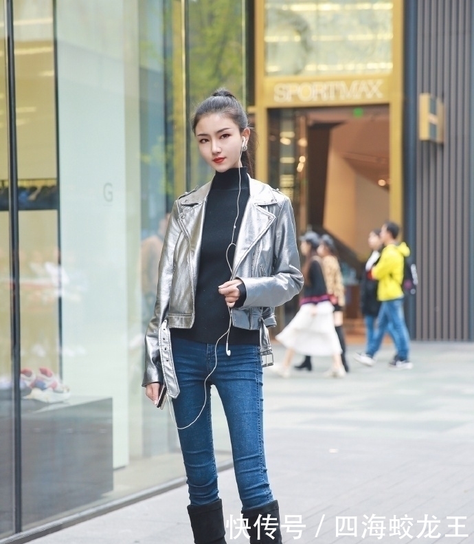  效果很惊艳|街拍：长发美女搭配时尚牛仔裤，秀纤细长腿很有网红风格