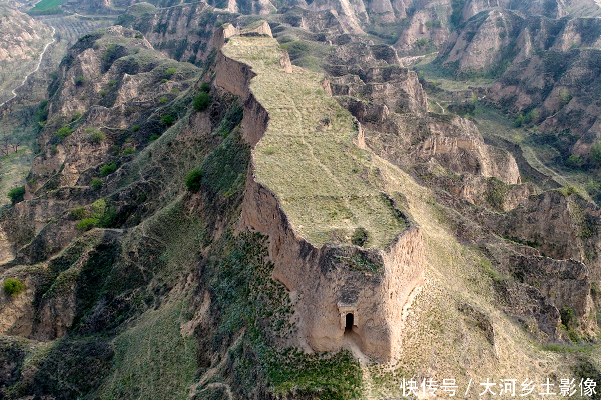 黄土高坡百米绝壁藏神秘古堡,无人知道