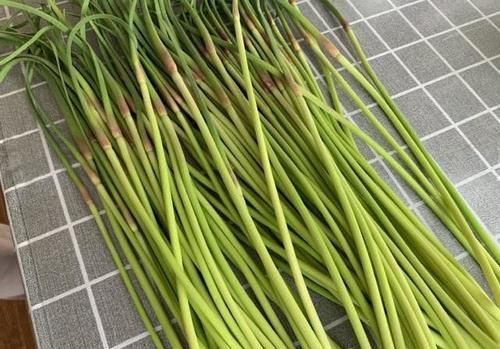 新鲜|买蒜苔时,挑粗的还是细的好老菜农说漏了嘴,以后别乱买了
