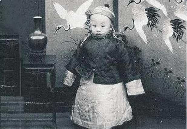 溥仪|末代皇帝溥仪3岁登基那一年，生父载沣，一句话预示着清朝结局