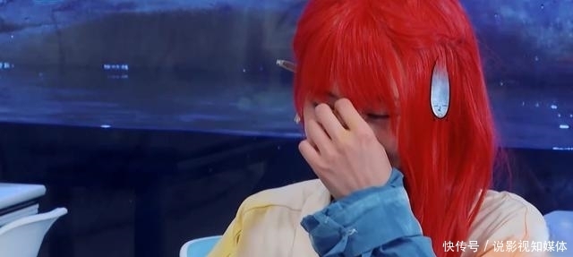 手机|郑爽上节目遭吐槽,玩游戏作弊,喝水作假,即使录节目手机都不离手