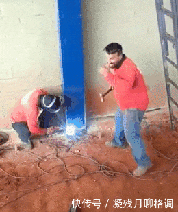 你俩|妹子,你俩就知道躺在那里玩手机,也不收拾收拾桌子上的物品