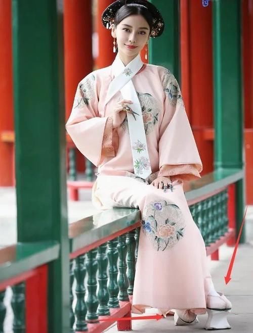 清宫|baby首次挑战清宫装,有谁注意她脚上的鞋子这才是对古人最大的尊重