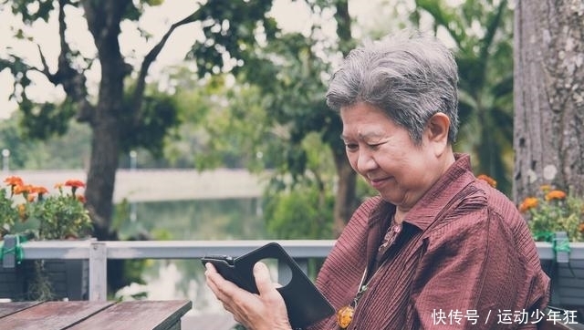 拒收|5亿不会用手机的老人现状：拒收现金，凭码乘车，看病请网上预约