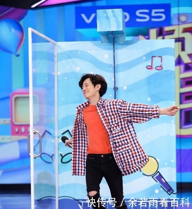 让自己放松|谁说何炅全年无休是个工作狂,看到他在古北水镇一切就都知道了!