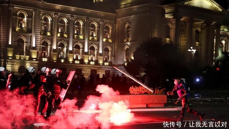 实施宵禁|烧警车、闯议会,塞尔维亚宵禁引发十年最大规模抗议