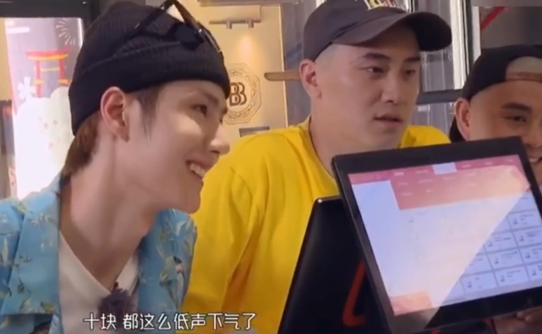 主动|王一博撒娇砍价,为买披萨主动卖萌比心,独吞芝士过分可爱