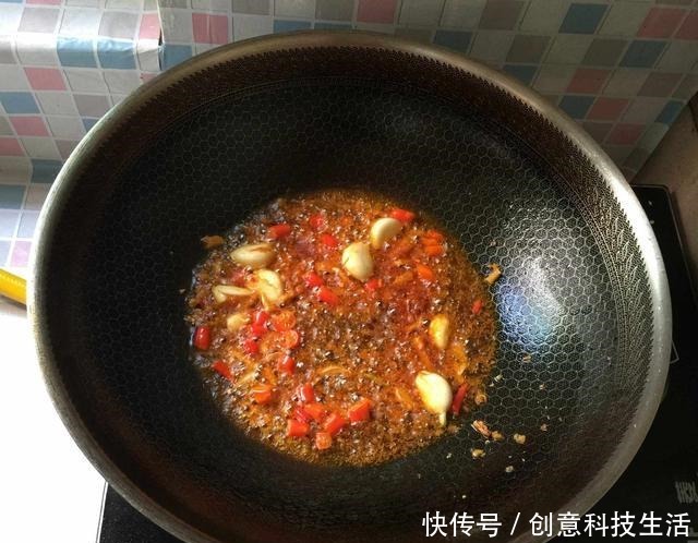 爷俩|宅家不能出门,给爷俩做了一道菜,上桌筷子打架,吃完还说不够