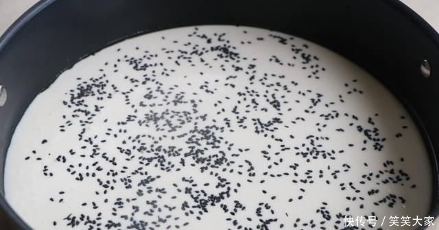 不用|大米别煮粥了,做成懒人早餐,外脆里软,不用发酵,搅一搅就出锅