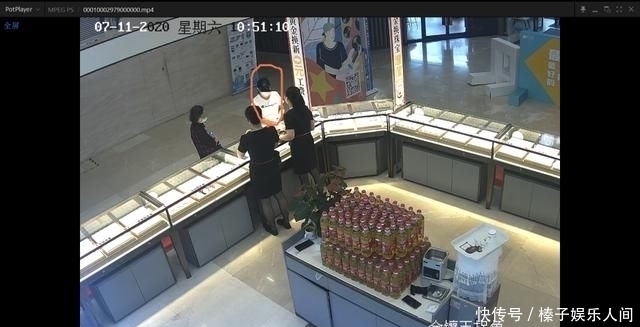 商场|一姑娘商场逛街，逛着逛着就把手伸进了裙子里……