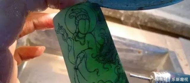  翡翠|缅商要价300万的翡翠原石，一刀切开高兴地跳起来！